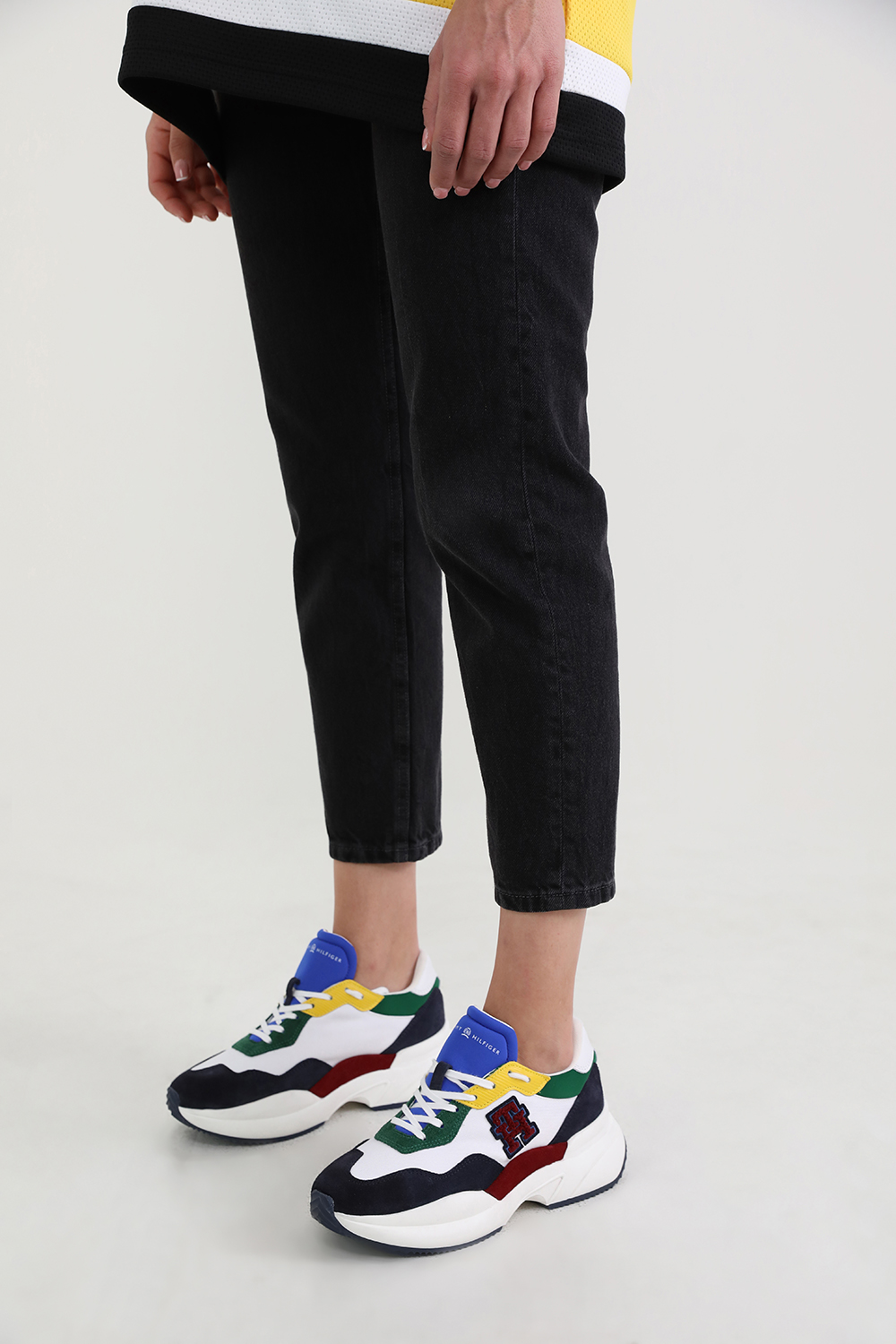 תמונת כל הלוק של נעלי סניקרס קולור בלוק